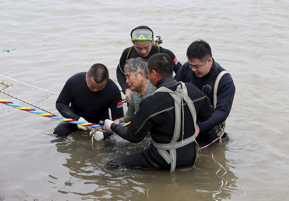 Rescue divers pull one of the 14 survivors out of the water, as 339 people reportedly remain missing. (Photo: Reuters)
