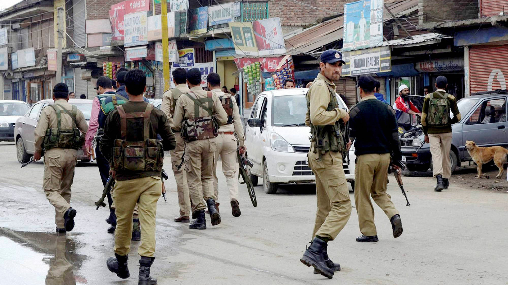 A file photo of Jammu and Kashmir police personnel looking  for militants. Photo for representational purposes. (Photo: PTI)