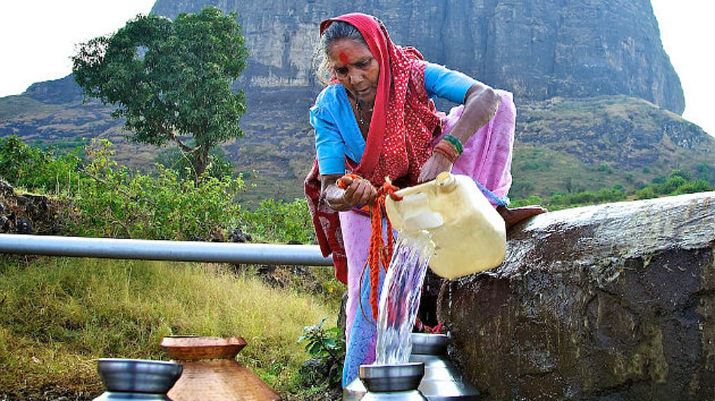 A woman next to a well collecting water the old-fashioned way in Methgharkila village near Nashik, Maharashtra. (Photo: <a href="http://www.indiaspend.com/cover-story/what-villages-ignore-water-sanitation-streetlights-52136">IndiaSpend</a>/Flickr/Michael Foley)
