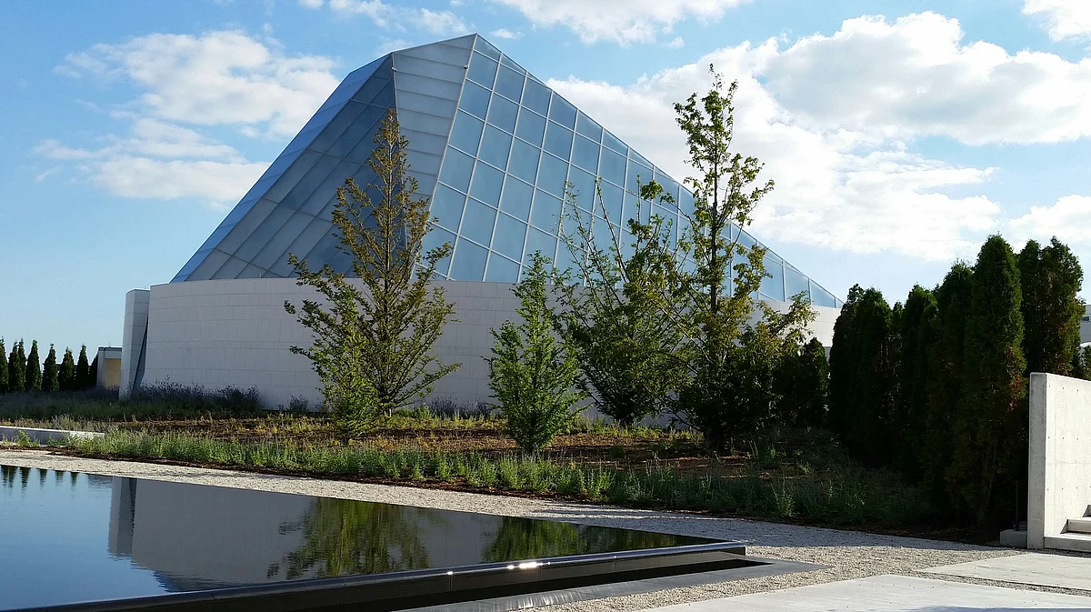 Ismaili Centre, Toronto. (Photo: <a href="https://commons.wikimedia.org/w/index.php?title=User:JohnOyston&action=edit&redlink=1">John Oyston</a>)