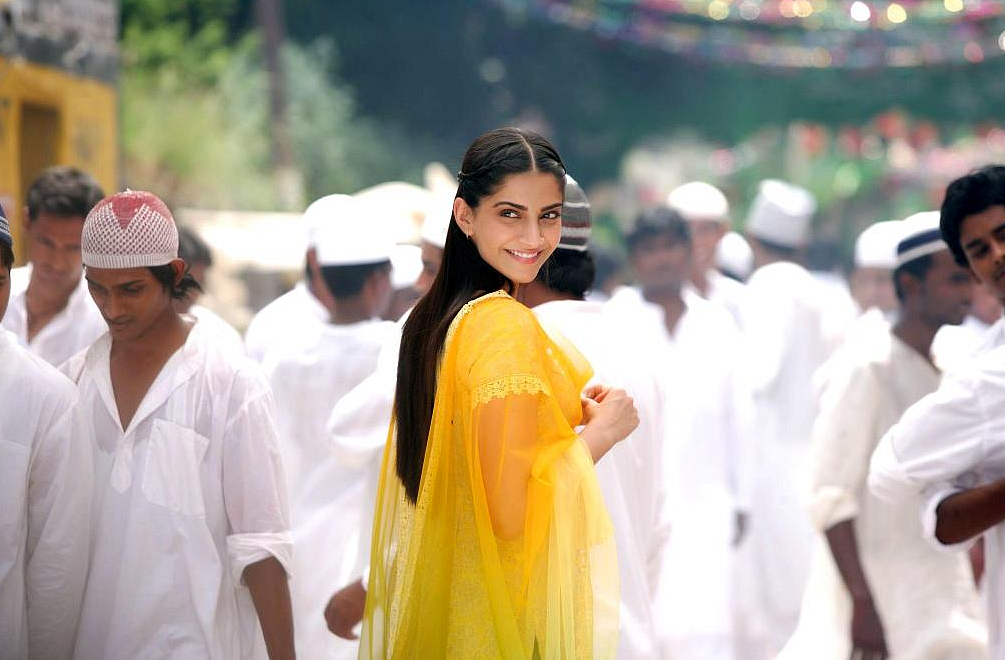 Sonam Kapoor played the role of a Muslim girl residing in Varanasi called Zoya Haider in <i>Raanjhanaa, </i>released in 2013. (Photo: <a href="https://twitter.com/RaanjhanaaFilm/media">twitter.com</a>/<a href="https://twitter.com/RaanjhanaaFilm">@<b>RaanjhanaaFilm</b></a>)