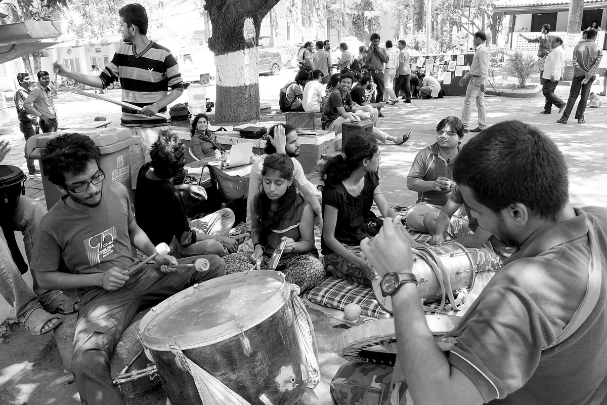 Students gather to sing protest songs inside the campus against Gajendra Chauhan’s appointment (Photo: <span style="font-size: 14.0000400543213px; line-height: 17.9999923706055px;">Facebook/FTIIWisdomTree)</span>