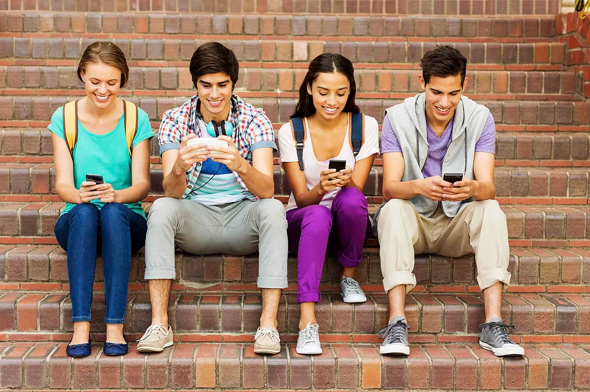 It is not the first time you have been warned about the dangers of too much time on your smartphones