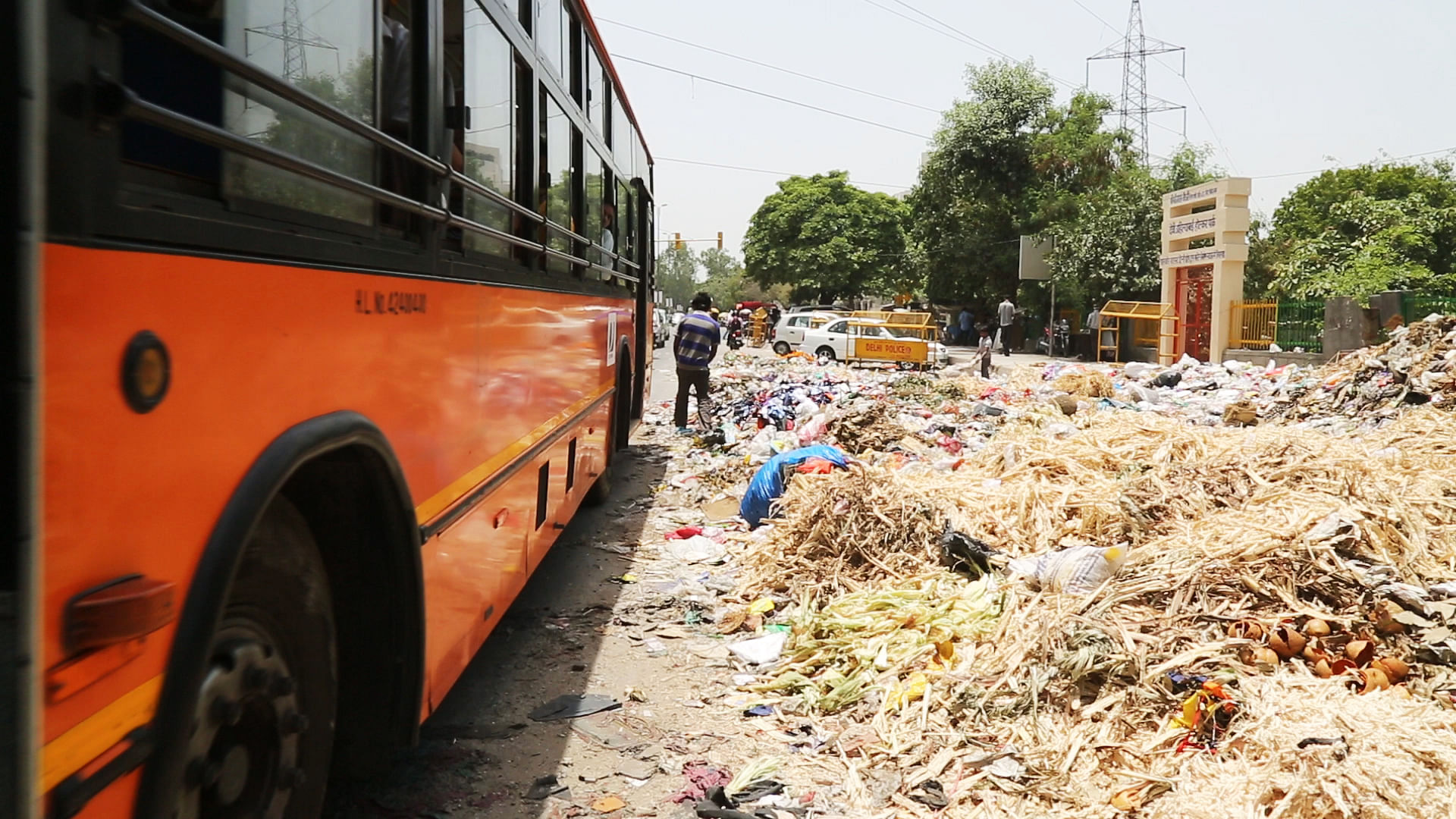 Roads in East Delhi are strewn&nbsp;with garbage, barely leaving any space for vehicles and causing inconvenience to pedestrians. (Photo: Sanjoy Deb/ The Quint)