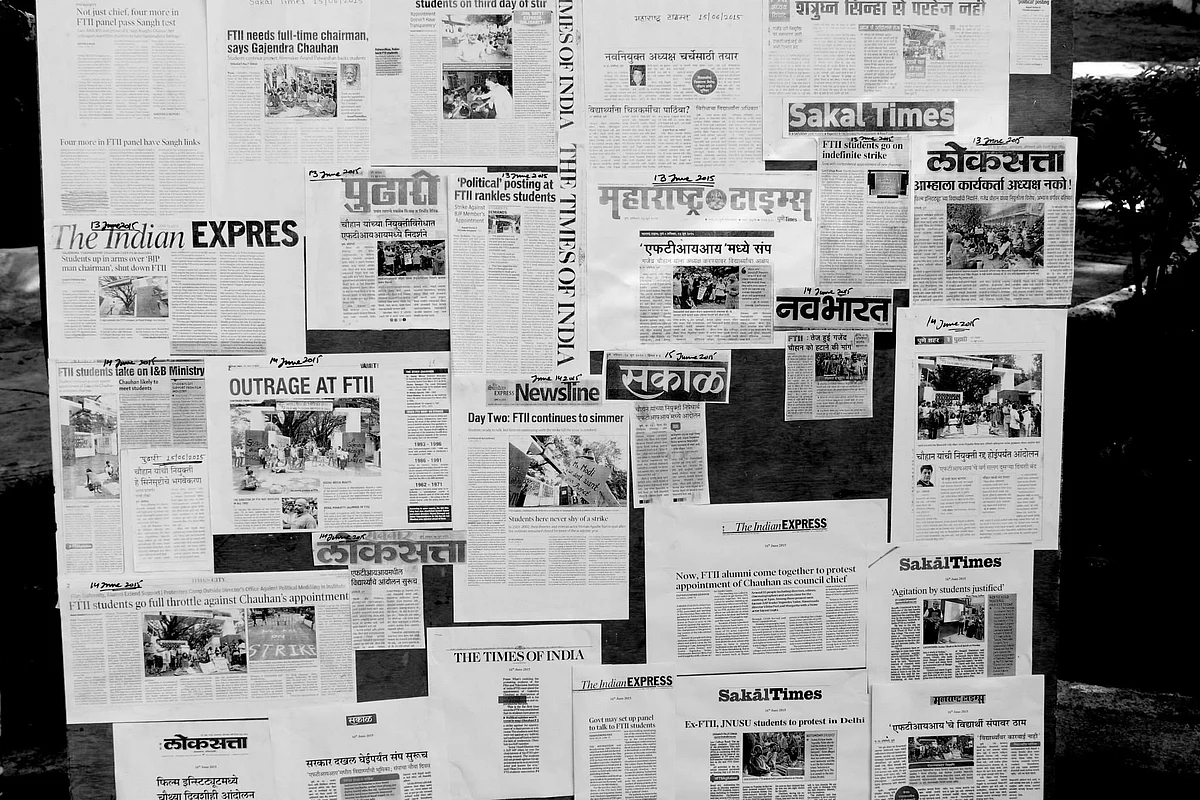 A collage of newspaper reports of the strike at FTII put up on a wall (Photo: <span style="font-size: 14.0000400543213px; line-height: 17.9999923706055px;">Facebook/FTIIWisdomTree)</span>