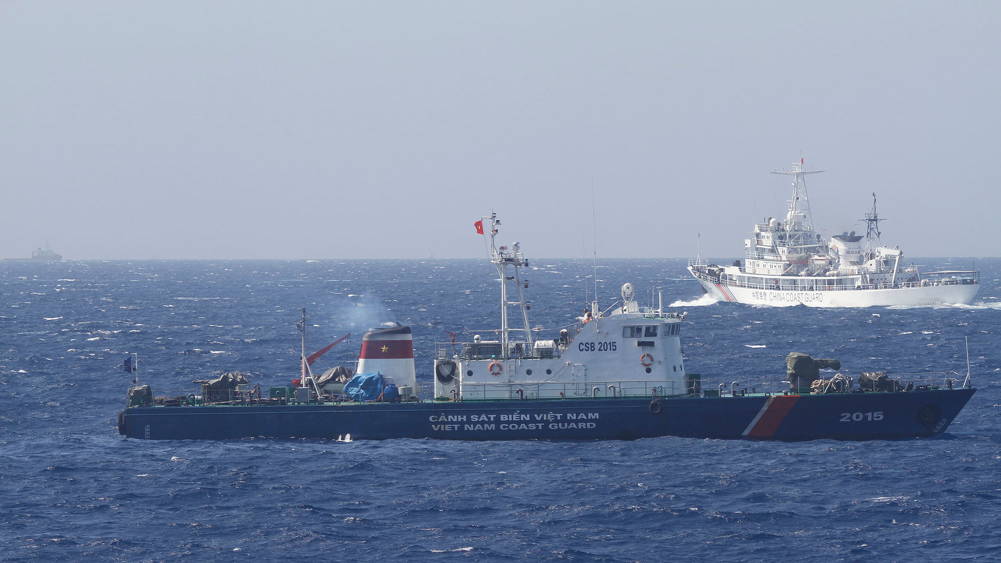

<!--StartFragment-->A ship (top) of Chinese Coast Guard is seen near a ship of Vietnam Marine Guard in the South China Sea, about 210 km (130 miles) off shore of Vietnam May 14, 2014. (Photo: Reuters)<!--EndFragment-->