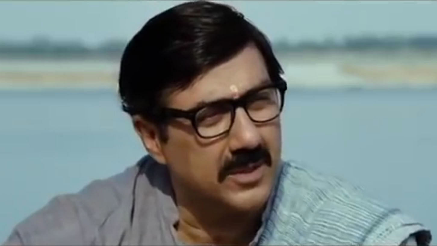 Sunny Deol in Mohalla Assi. (Screen Grab: <a href="https://www.youtube.com/watch?v=CG7xhXOWuYM">YouTube</a><span style="font-size: 14.0000400543213px; line-height: 17.9999923706055px;">)</span>