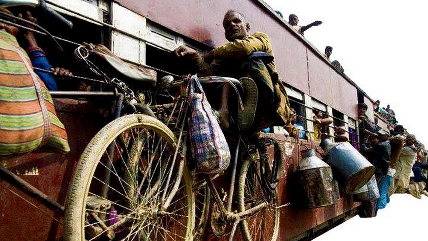 Man travelling on bicycle attached to a moving train. (Photo: @TrafflineDEL via Twitter)
