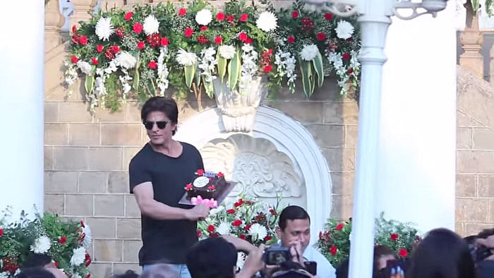 Bollywood star Shah Rukh Khan celebrates his 49th birthday with the media at his house Mannat. (Courtesy: <a href="https://www.youtube.com/watch?v=q5V9EspPhGs">YouTube Screen Grab</a>)