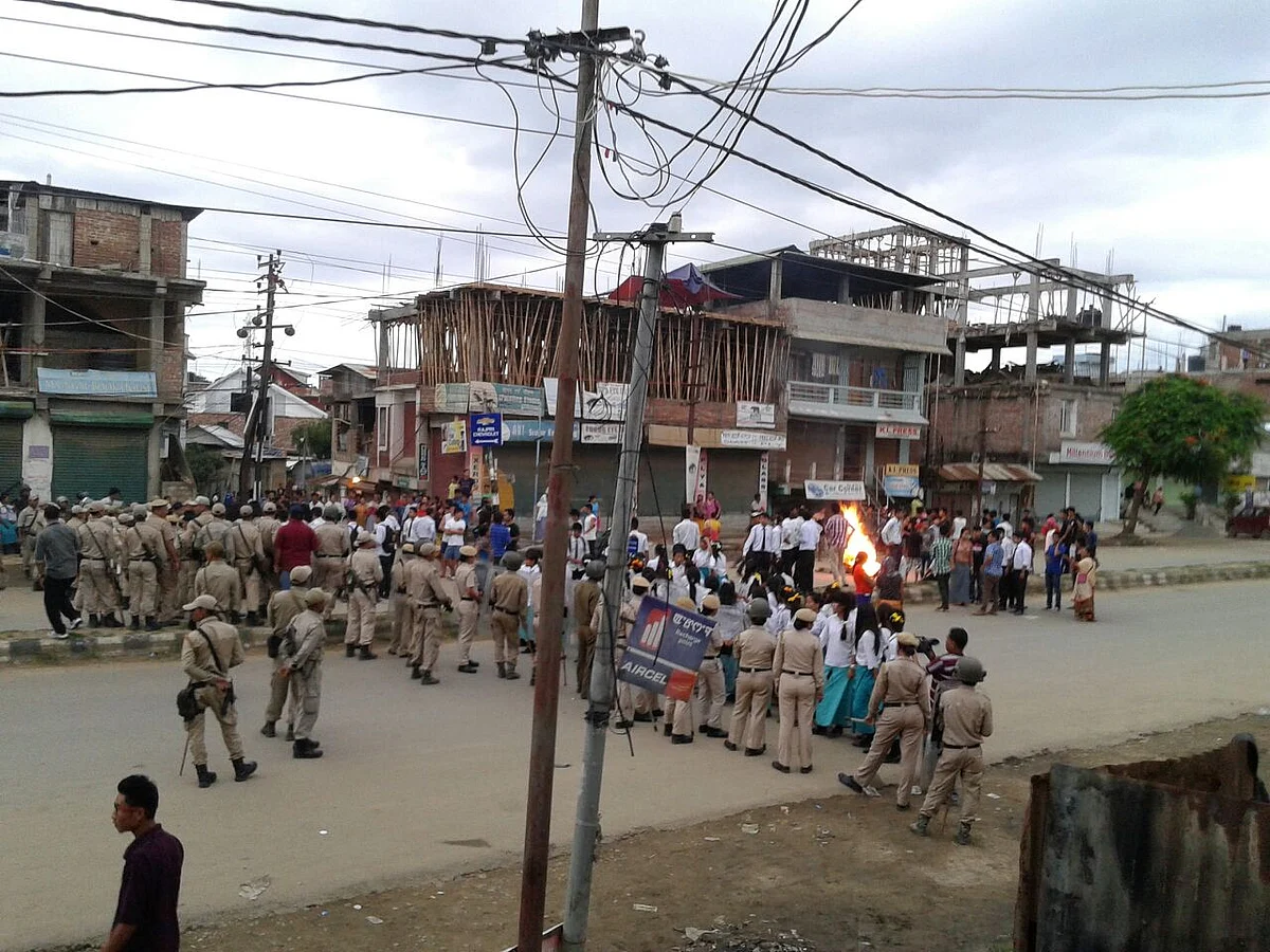 The Manipur Police trying to disband protestors at a neighbourhood in Imphal. (Photo: Sunzu Bachaspatimayum)