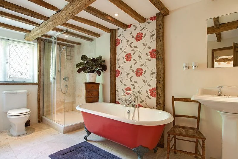 (Photo Courtesy: <a href="http://www.andrewmilsom.co.uk/properties-for-sale/property/262639-coldmoorholme-lane-bourne-end">www.andrewmilsom.co.uk</a>)