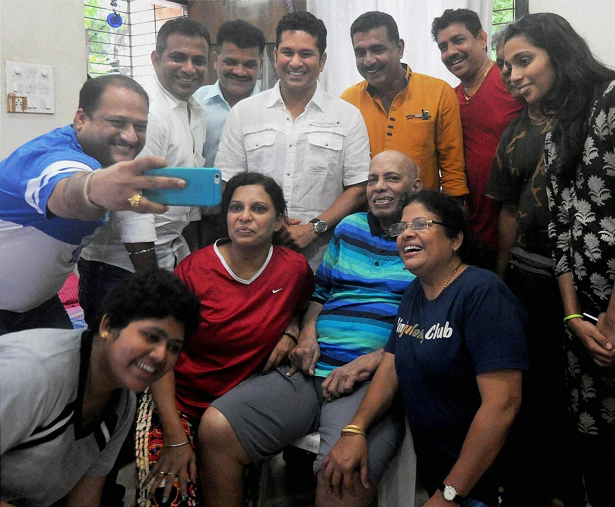 Sachin Tendulkar along with Atul Ranade, Sameer Dighe, Naresh Churi and Ajay Keer take blessings of their Guru, Ramakant Achrekar on the auspicious day of Guru Purnima. (Photo: PTI)