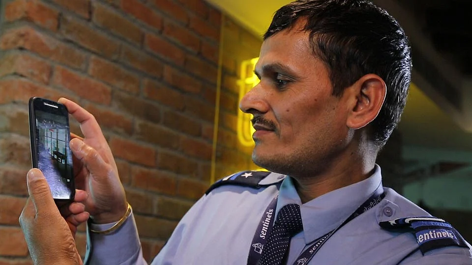 Nand Kumar with his Motorola Moto E IInd Gen. (Photo: The Quint)