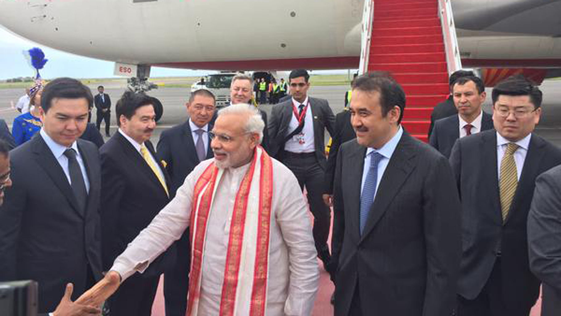 Prime Minister Narendra Modi alights from the aircraft&nbsp;in Kazakhstan. (Photo Courtesy: <a href="https://twitter.com/narendramodi">Twitter.com/narendramodi</a>)