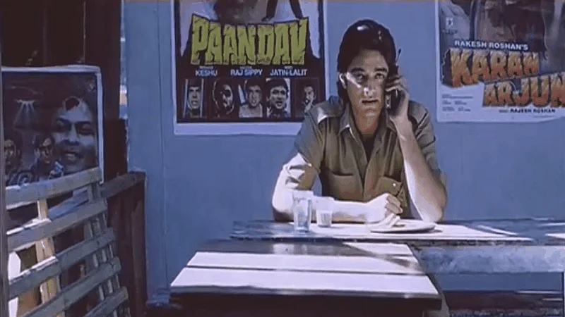 Chandrachur Singh using a mobile phone in<i> Tere Mere Sapne </i>(Source: <a href="https://www.youtube.com/watch?v=FdlY15A_9f4">YouTube/Leo Traveller</a>)