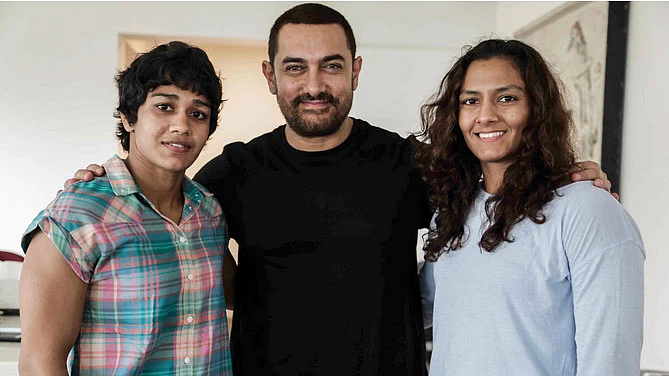 Aamir Khan with Mahavir Phogat’s daughters, Babita and Geeta. (Photo Courtesy: UTV)
