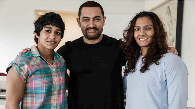 Aamir Khan with Mahavir Phoghat’s daughters Babita and Geeta.&nbsp;