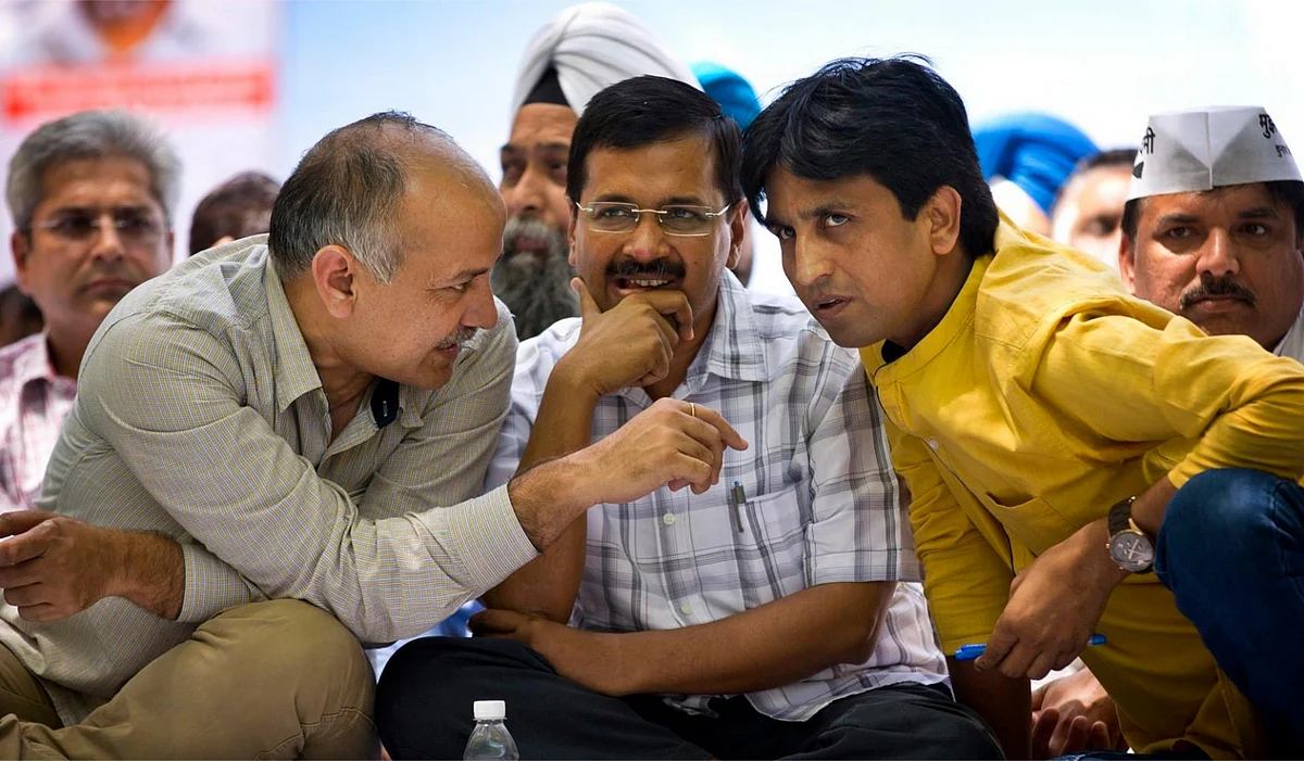 Arvind Kejriwal was introduced to Kumar Vishwas by Manish Sisodia. (Photo Courtesy: <a href="https://www.facebook.com/AamAadmiParty">Aam Aadmi Party’s Facebook Page</a>)