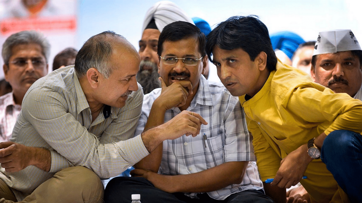 Delhi CM Arvind Kejriwal with Deputy CM Manish Sisodia and party leader Kumar Vishwas (Courtesy: <a href="https://www.facebook.com/AamAadmiParty">Aam Aadmi Party’s Facebook Page</a>)