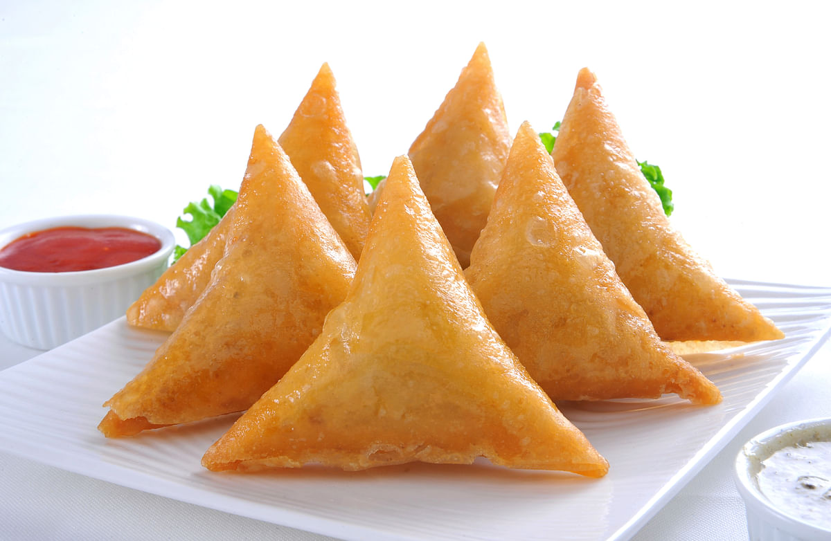 Burgers might have stolen Indian hearts, but nothing can replace the humble Samosas. 