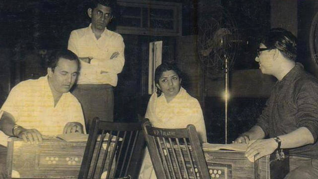 Singer Mukesh, Anand Bakshi, Lata Mangeshkar and RD Burman (Photo: Twitter/<a href="https://twitter.com/coolfunnytshirt">@coolfunnytshirt</a>)