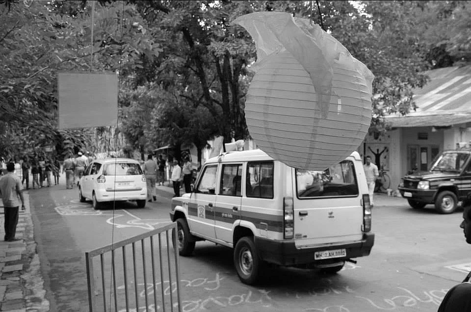 Pune police entering the FTII campus. (Photo: Facebook/FTIIWisdomTree)