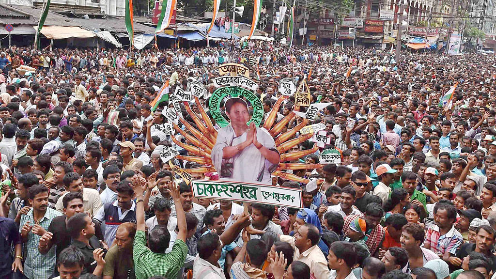 Addressing a rally in Kolkata, Mamata Banerjee slammed the BJP govt for slashing centre’s funds to WB.