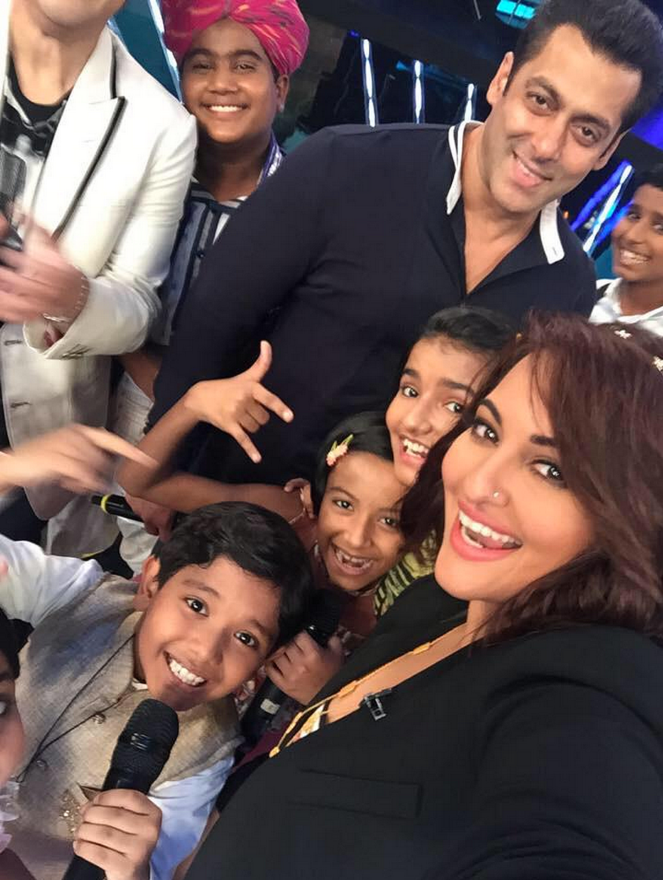 Salman Khan and Sonakshi Sinha take fun selfies with Indian Idol Junior contestants (Photo: <a href="https://www.facebook.com/media/set/?set=a.870905186318031&type=3&l=7b32d1b07b">Facebook/Salman Khan Is In My Blood</a>)