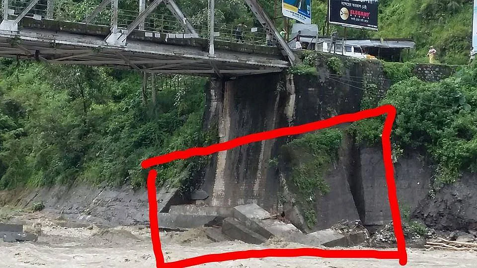 The water level of the Teesta river in the district has risen to dangerous levels, even damaging a bridge that connects regions. (Photo: <a href="https://www.facebook.com/TheDarjeelingChronicle?fref=ts">Facebook.com/TheDarjeeling Chronicle</a>)