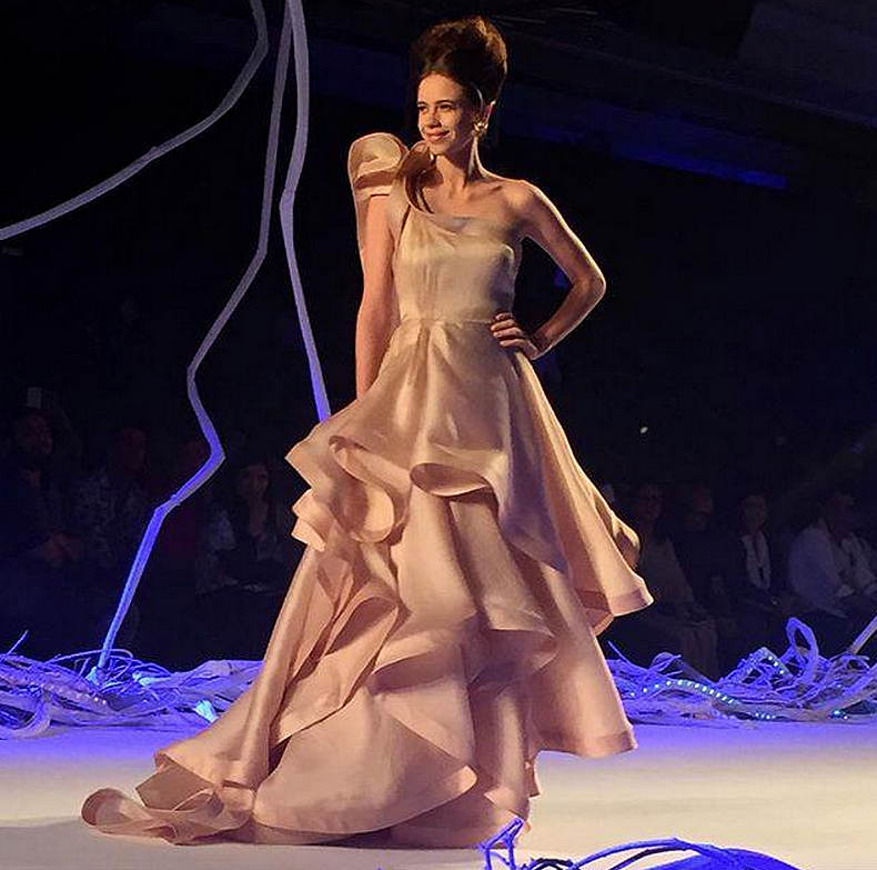 Kalki Koechlin walks the ramp at the Amazon India Couture Week 2015 (Photo: Twitter/<b><a href="https://twitter.com/ELLEINDIA/status/626813179545436161">@ELLEINDIA</a>)</b>