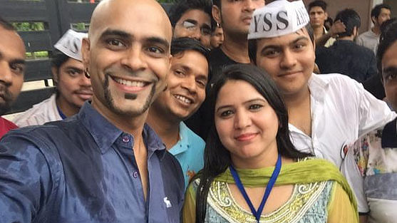 Television personality and AAP loyalist Raghu Ram taking a selfie with DU students and members of AAP’s student wing CYSS. (Photo Courtesy: Twitter.com/<a href="https://twitter.com/tweetfromRaghu">Raghu Ram</a>)