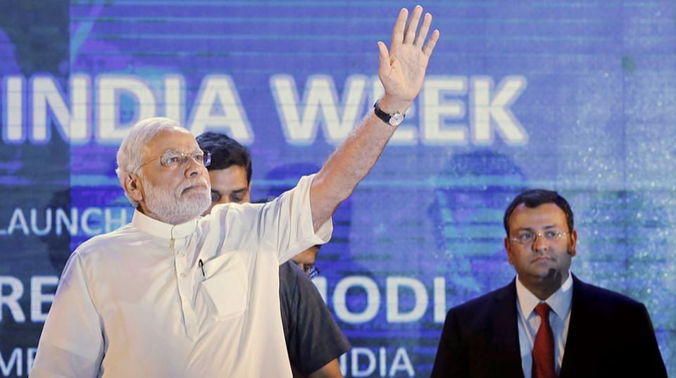 Prime Minister Narendra Modi waves as Cyrus Mistry (R), chairman of Tata Group watches during the launch of “Digital India Week” in New Delhi, India, July 1, 2015. (Photo: Reuters)