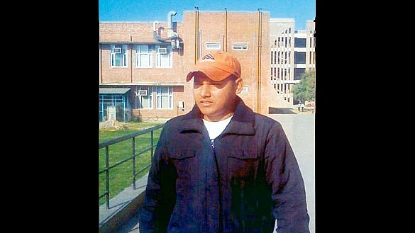 Akash killed himself after injuring Roshni, whom he stalked and was obsessed with. (Photo: <a href="http://www.dailymail.co.uk/indiahome/indianews/article-2382742/Decoding-obsession-Police-pore-notes-left-JNU-student-killed-axe-attack-girl-rejected-him.html">DailyMail</a>)