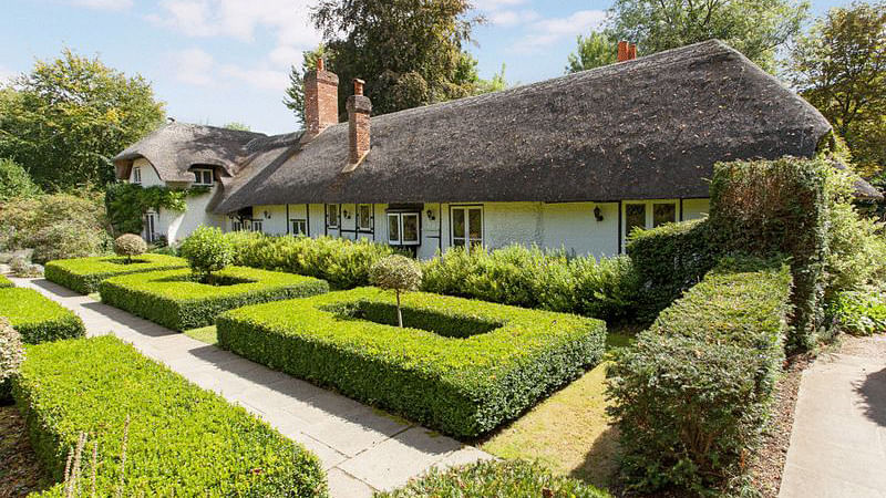 Enid Blyton’s gorgeous former cottage Old Thatch on sale. (Photo Courtesy: <a href="http://www.andrewmilsom.co.uk/properties-for-sale/property/262639-coldmoorholme-lane-bourne-end">www.andrewmilsom.co.uk</a>)