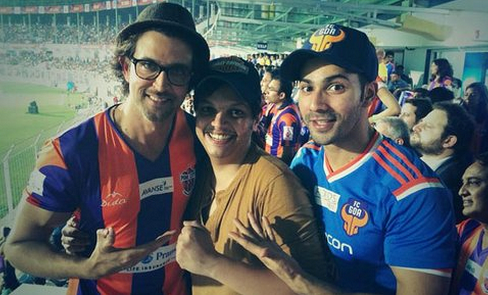 Hrithik Roshan and Varun Dhawan with Kavish Majmudar (Photo: Twitter/<a href="https://twitter.com/filmyweek/status/537299064560156673">@DeccanChronicle</a>)