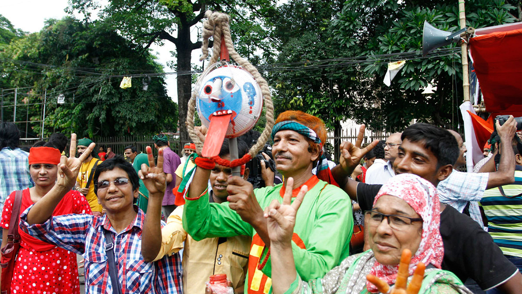Bangladeshis in Chittagong celebrate the Supreme Court’s verdict of death penalty on&nbsp;war crimes perpetrator Salahuddin Quader Chowdhury. (Photo Courtesy: <a href="http://bdnews24.com/">bdnews24.com</a>)