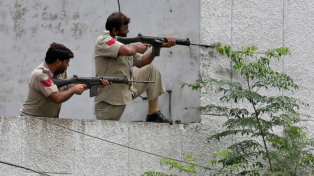 Policemen take their positions next to a police station during a gunfight at Dinanagar town in the&nbsp;Gurdaspur district of Punjab. (Photo: Reuters)