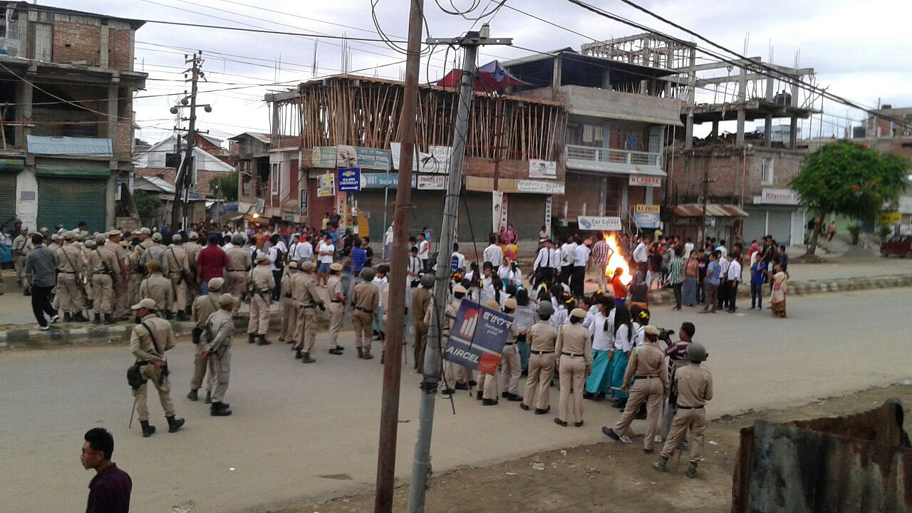 The Manipur Police trying to disband protestors at a neighbourhood in Imphal. (Photo: Sunzu Bachaspatimayum)