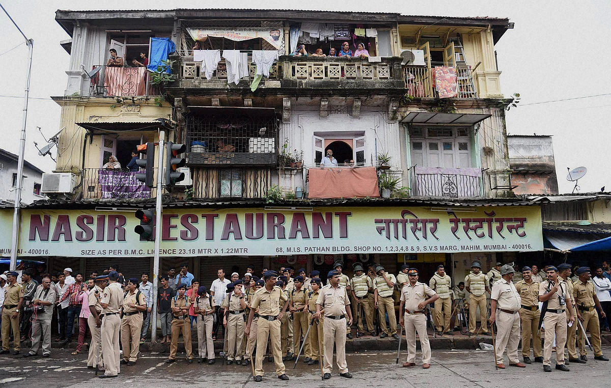 Mumbai Police near Mahim Darga (Pictures: PTI) 