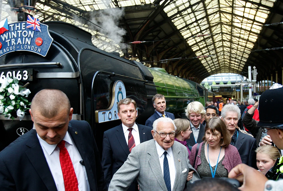 Nicholas Winton, centre, who organized the Winton Train rescue of children 70 years ago at Liverpool Street station in London, Friday, Sept. 4, 2009. (Photo: AP)