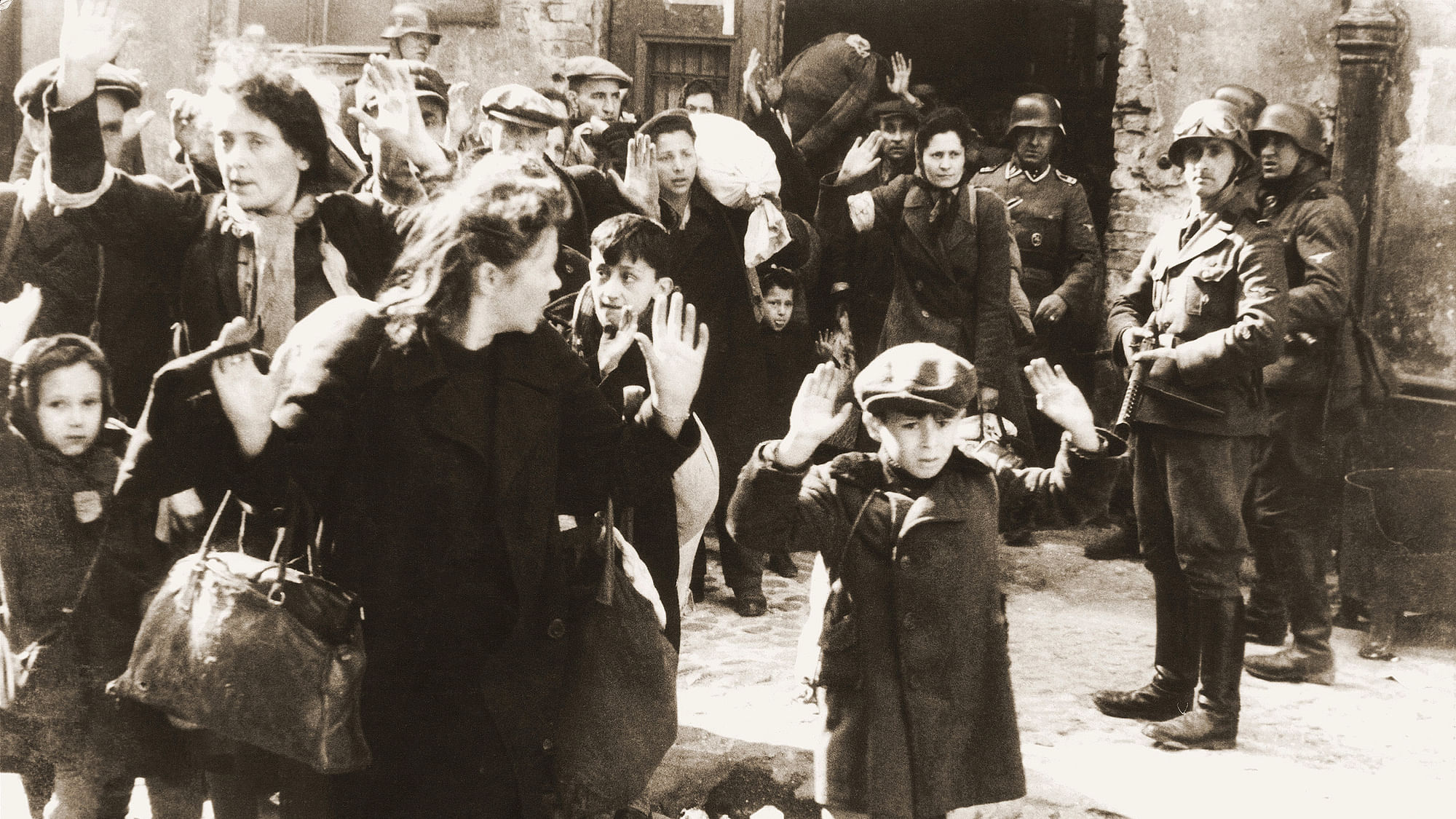Warsaw Ghetto, 1943 (Photo: <a href="https://commons.wikimedia.org/wiki/File:Stroop_Report_-_Warsaw_Ghetto_Uprising_06.jpg">Wikimedia Commons</a>)