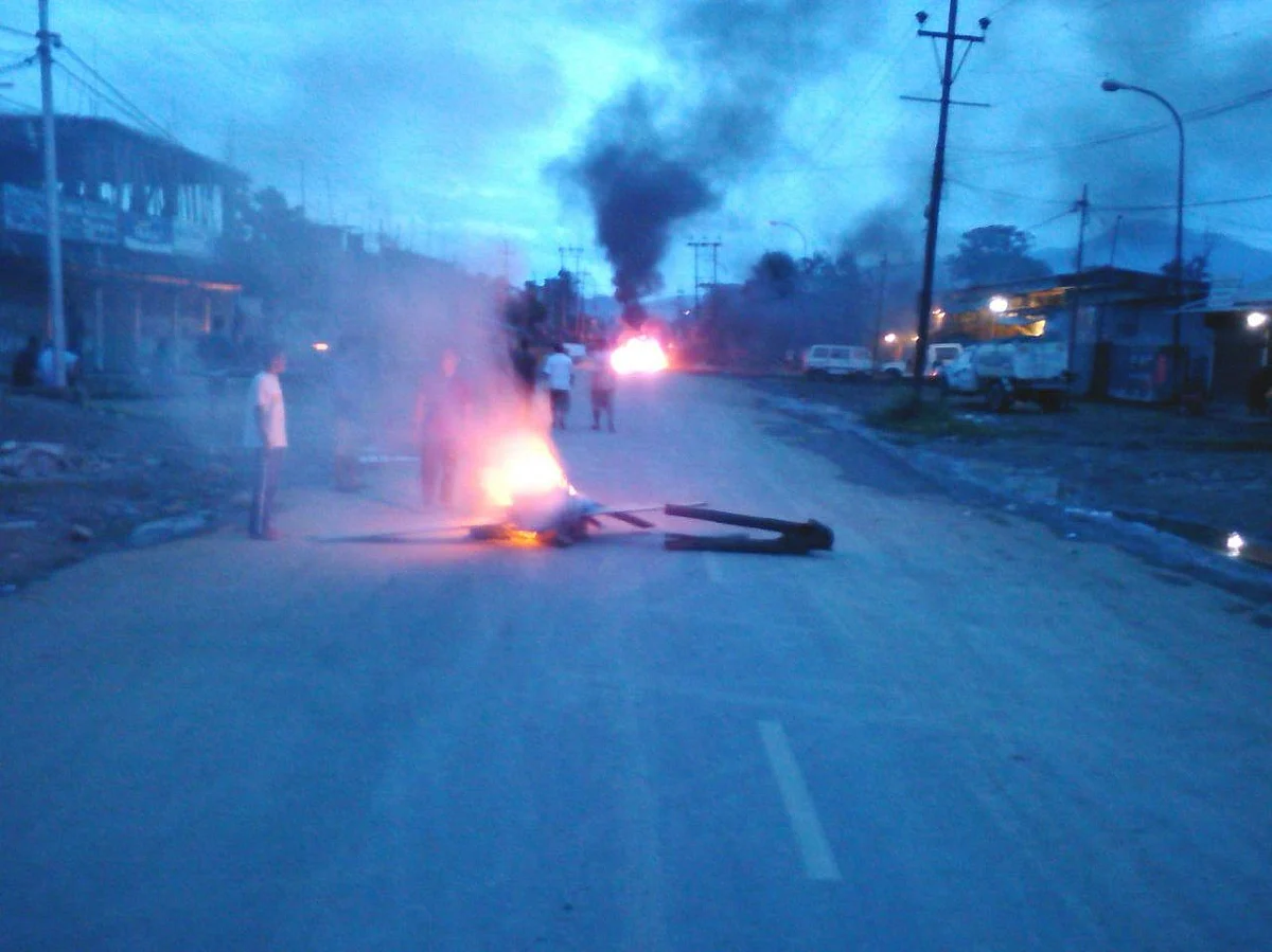 Protestors burn sundry objects outside a neighbourhood in Imphal. (Photo: Sunzu Bachaspatimayum)