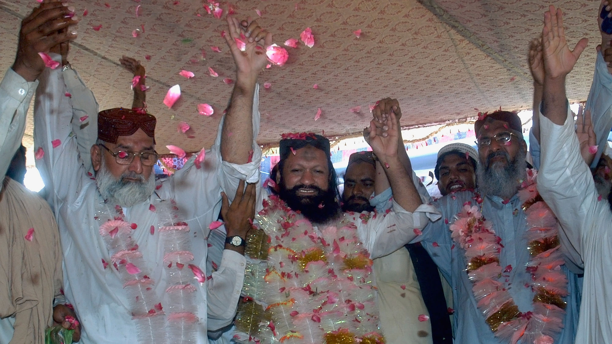 

 Malik Ishaq (centre), leader of the banned Sunni Muslim group Lashkar-e-Jhangvi, with&nbsp;his colleagues. (Photo: AP)