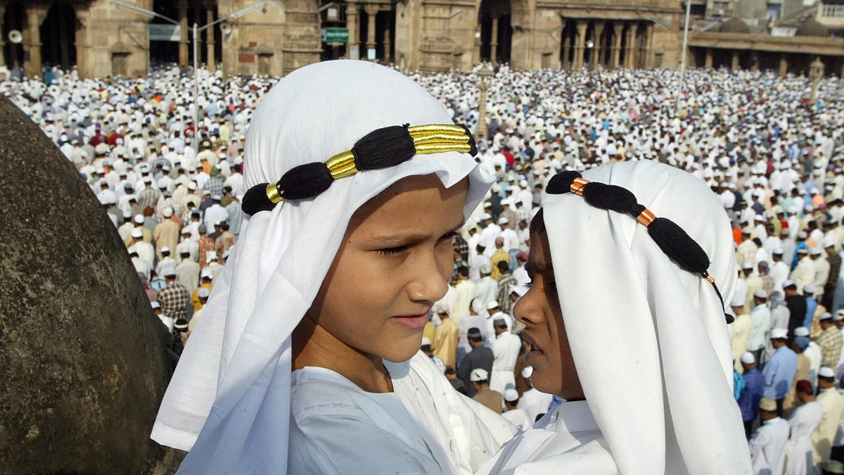 Muslim children hug each other after prayers at a mosque in the western Indian city of Ahmedabad November 4, 2005. Muslims in India on Friday celebrate the festival of Eid ul-Fitr, which marks the end of the holy month of Ramadan. (Photo: Reuters)