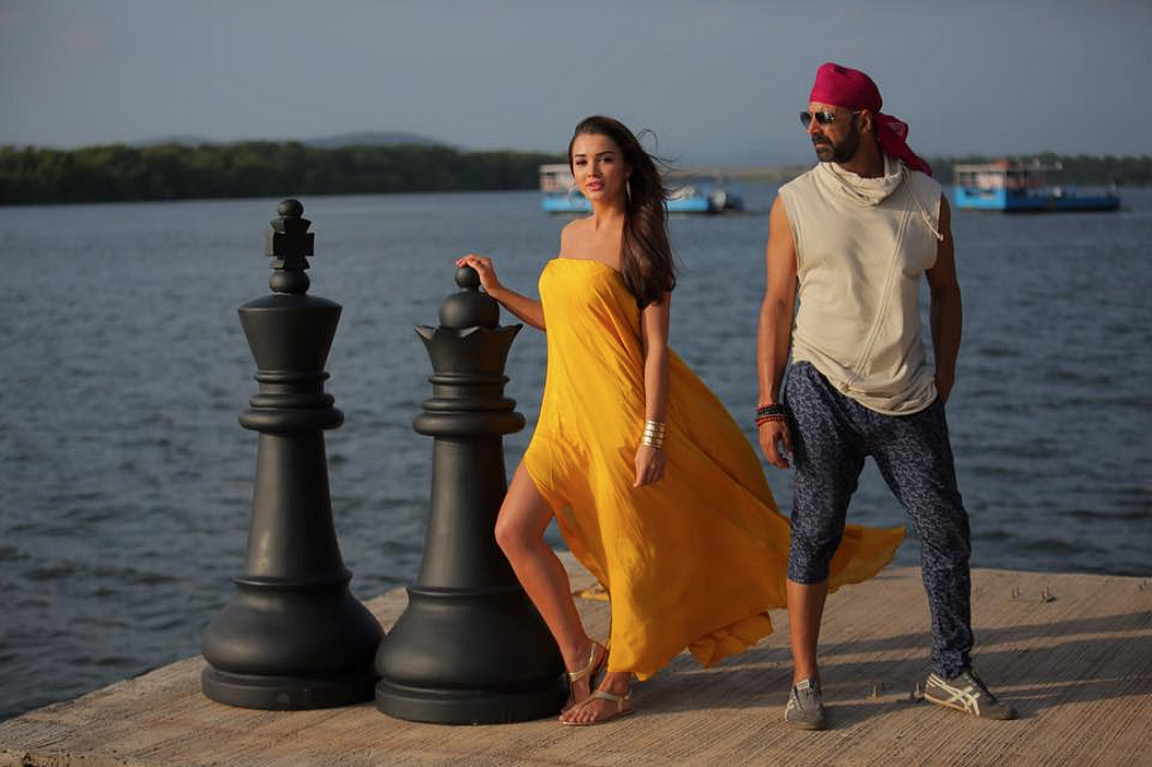 Amy Jackson and Akshay Kumar in <i>Singh is Bling</i> (Photo: <a href="https://www.facebook.com/GrazingGoatPictures/photos/a.805856529468910.1073741832.358571464197421/838254246229138/?type=1&theater">Facebook/Grazing Goat Pictures</a>)