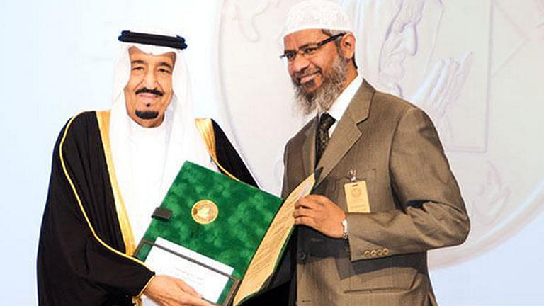 Dr Zakir Naik (R) receiving the King Faisal International Prize from the King of Saudi Arabia. (Photo Courtesy: Twitter.com/<a href="https://twitter.com/zakirnaikirf">@zakirnaikirf</a>)