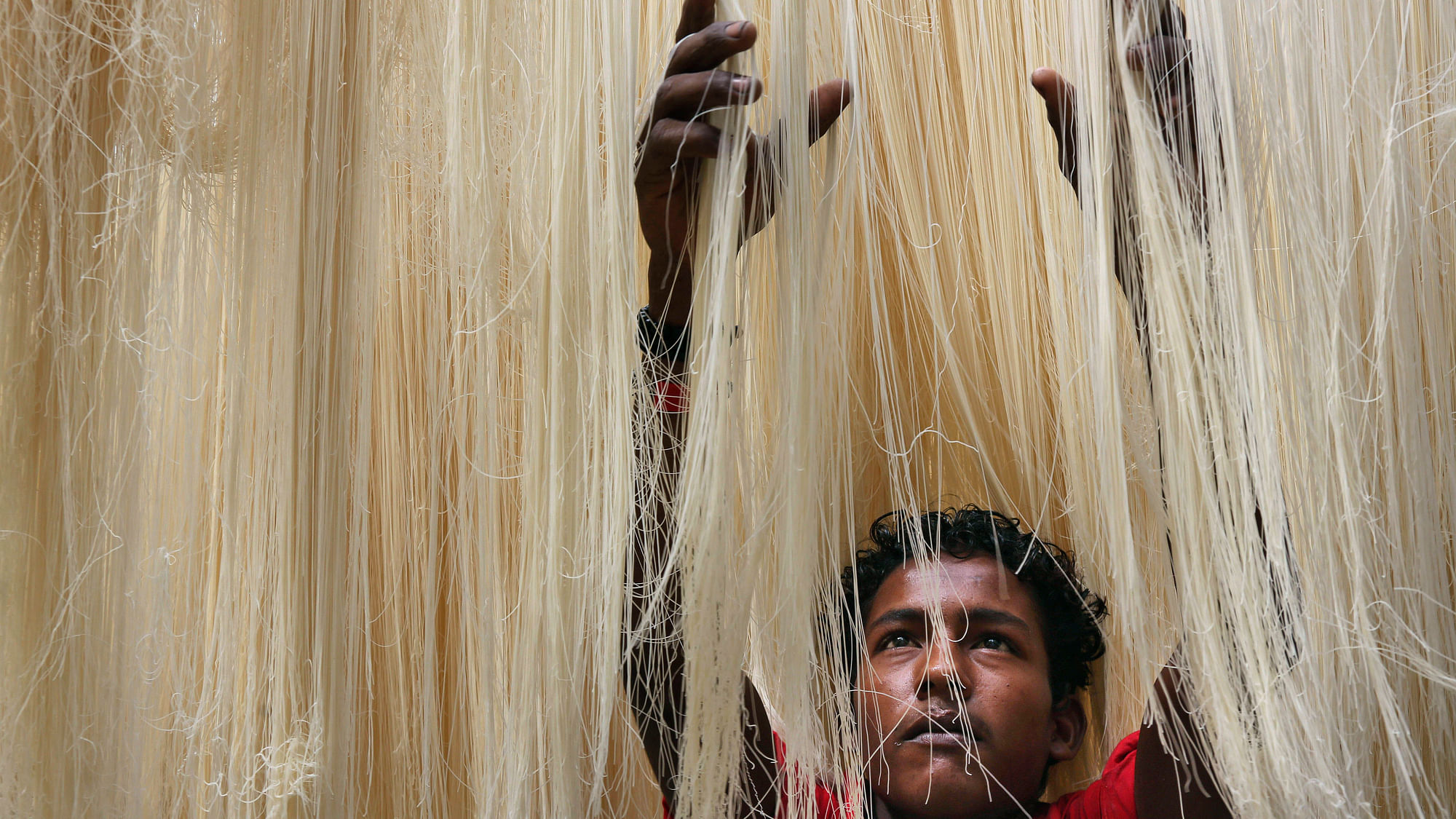 An Indian worker dries vermicelli&nbsp;used to make a<i> meethi kheer,</i> popular during Eid Ul Fitr, in Hyderabad (Photo: AP)