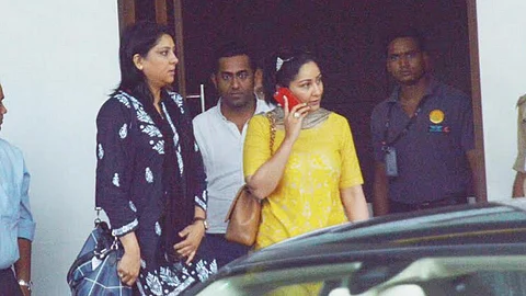 Quickee Maanayata Visits Sanjay In Jail Big B Advises Srk