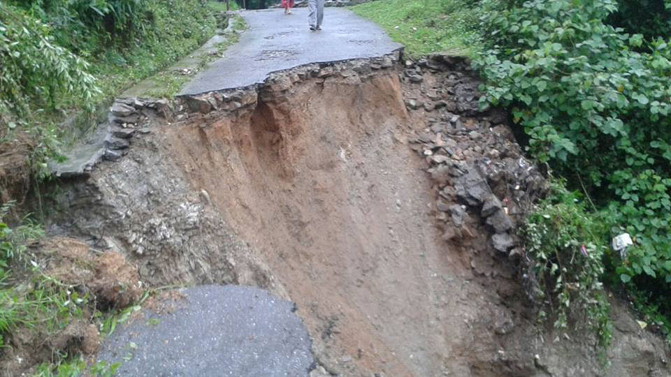 The Samabiyong tea estate road which connects Lava with major towns has been wiped out. Injured locals still awaiting air rescue. (Photo: <a href="https://www.facebook.com/TheDarjeelingChronicle?fref=ts">Facebook.com/TheDarjeeling Chronicle</a>)