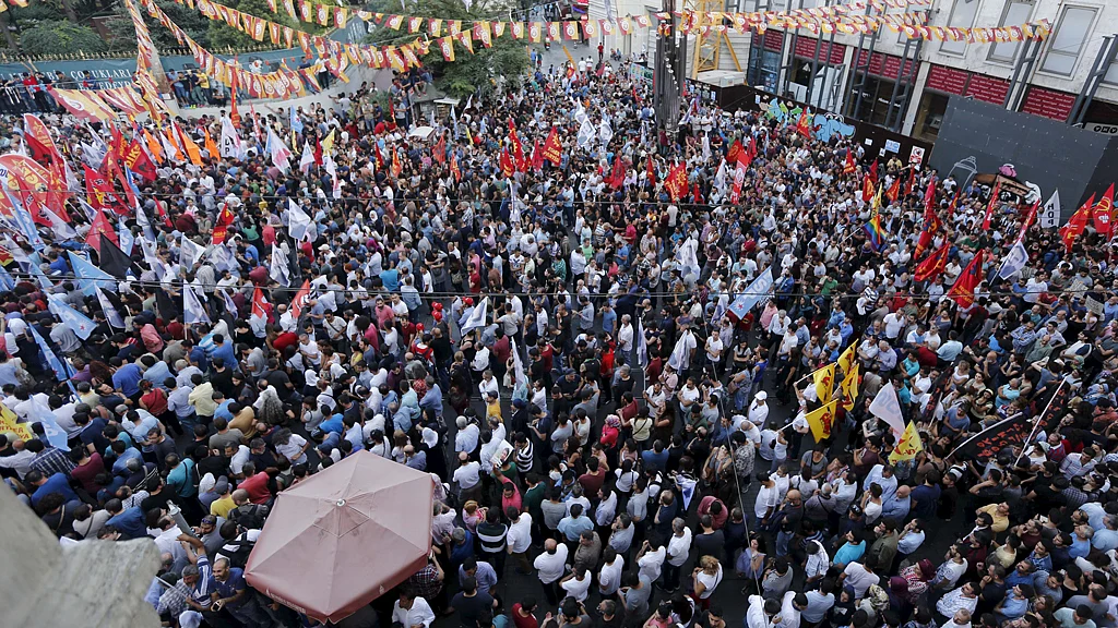 Demonstrators at Glalasaray Square, Istanbul. (Photo: Reuters)